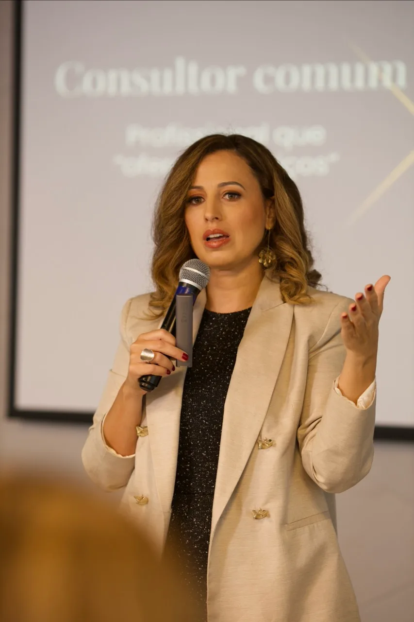 Juliana conduzindo um encontro do Devolvi Meu Crachá, ao vivo no palco